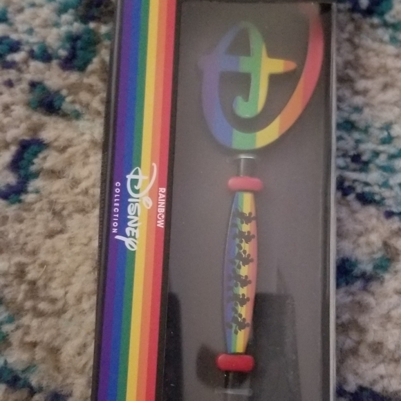 Disney Mickey Rainbow Collectible key - Picture 2 of 4